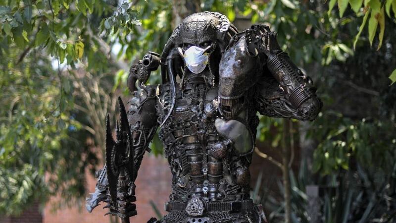 Cuarentena por Coronavirus: colocan mascarillas a estatuas en parque de Zona Portales