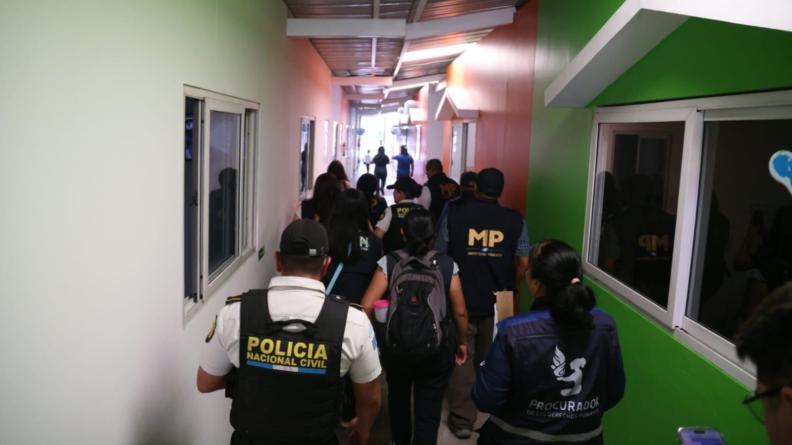 Fiscales, policías y delegados de protección visitan centros escolares.