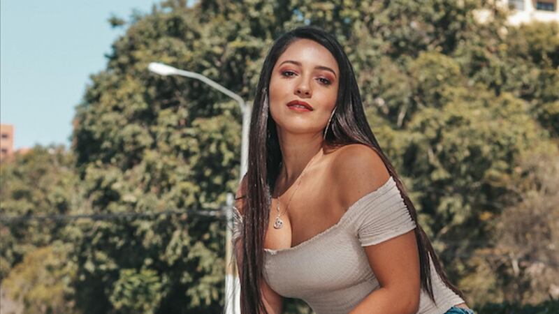 La locutora guatemalteca Bea del Valle deja al desnudo su descomunal booty