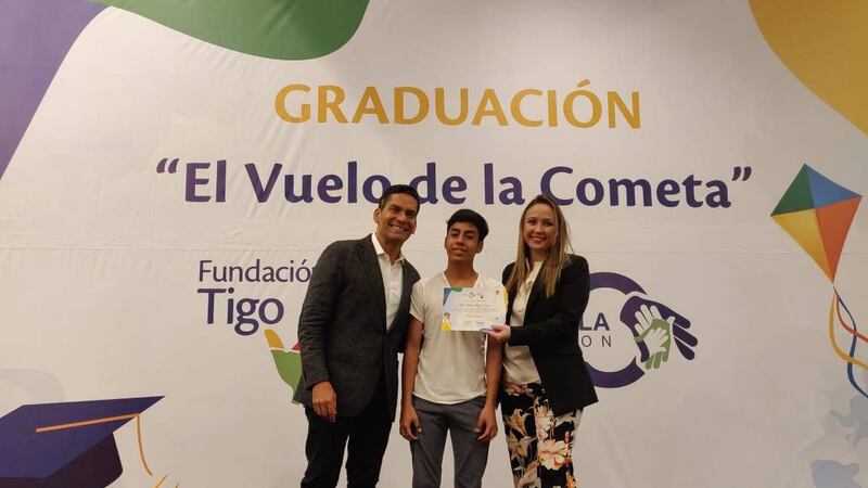 Fundación Tigo e Ismael Cala celebran la graduación de más 500 jóvenes del proyecto “El vuelo de la Cometa”