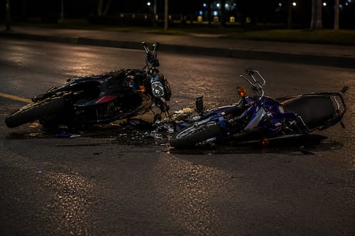 Accidente de motos deja a dos adultos y un bebé heridos en la ciudad