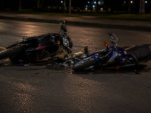 Accidente de motos deja a dos adultos y un bebé heridos en la ciudad
