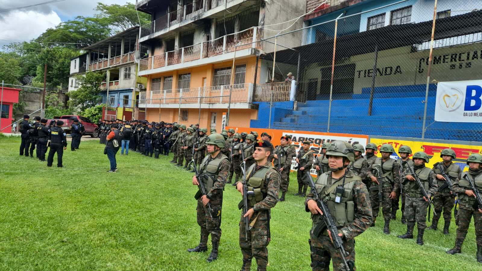Elementos del Ejército de Guatemala y la Policía Nacional Civil, realizan patrullajes en el área fronteriza entre Guatemala-México, desde el pasado lunes. Foto: Ejército de Guatemala.