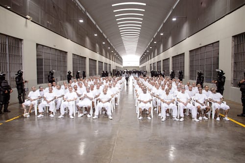 Juicio masivo en El Salvador: 486 presuntos miembros de la MS-13 enfrentan proceso por violencia y crimen organizado