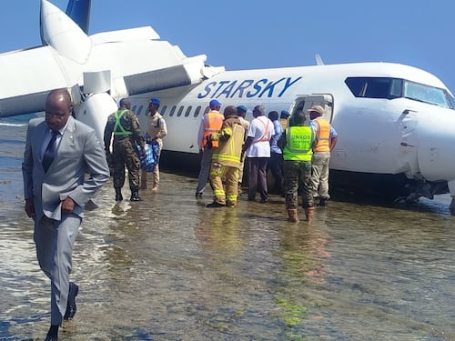 Pasajeros y tripulación sobreviven a aterrizaje de emergencia en Somalia