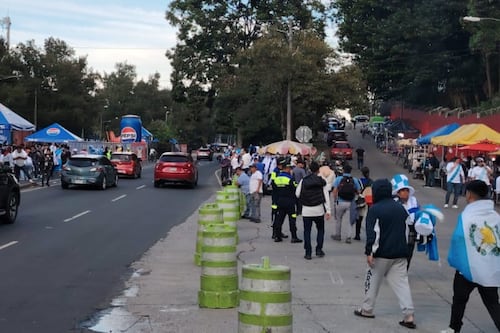 Revendedores de entradas se pelean previo al partido de Guatemala vs Surinam