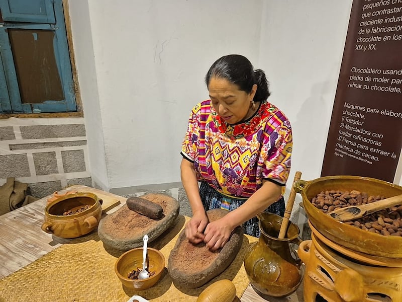 Mirna Roca mostró como es el proceso de Molienda del cacao. Foto: Roxana Tocay