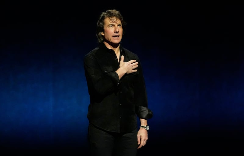 Tom Cruise rinde homenaje a Val Kilmer