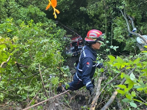 Camioneta cae varios metros al fondo de un barranco