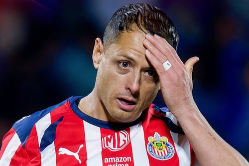 “Chicharito” se convierte en blanco de críticas tras errar penal decisivo