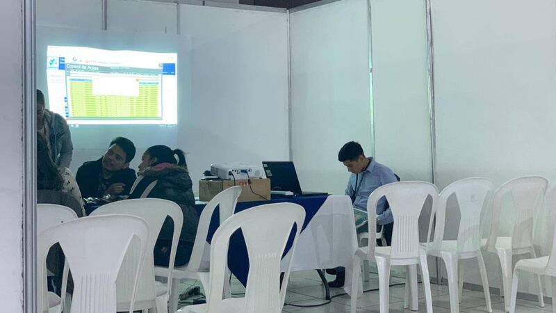 A menos de un mes para el balotaje, continúa revisión de actas electorales