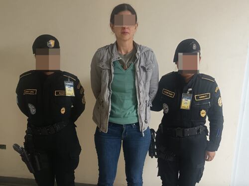 Detienen a mujer en La Aurora por transportar jade sin documentación