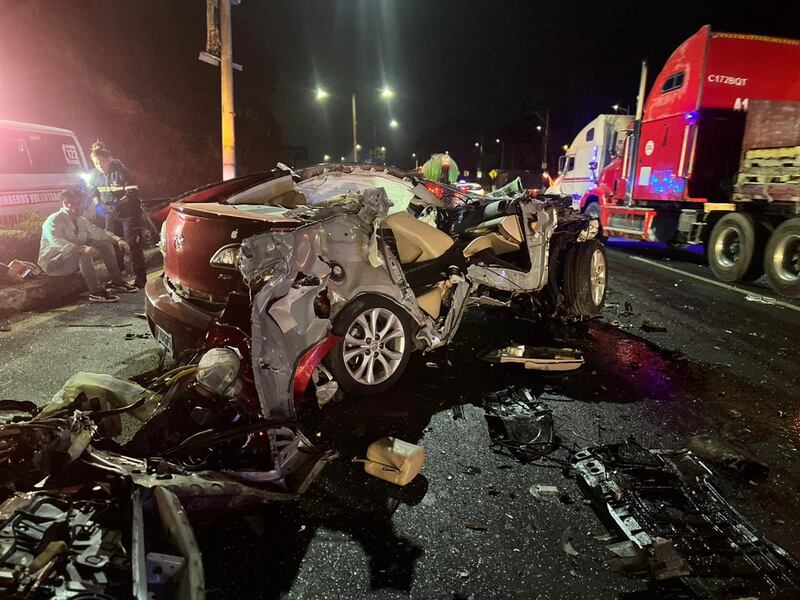 Impacto a gran velocidad deja vehículo destrozado