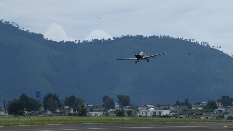 ¿Por qué el Aeropuerto La Aurora estuvo cerrado durante 30 minutos?