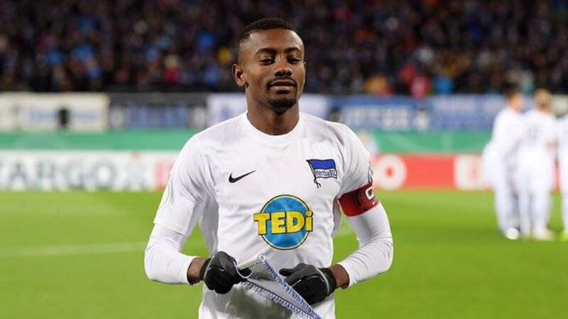 VIDEO. Futbolista del Hertha Berlín se burla de los protocolos de salud y es suspendido