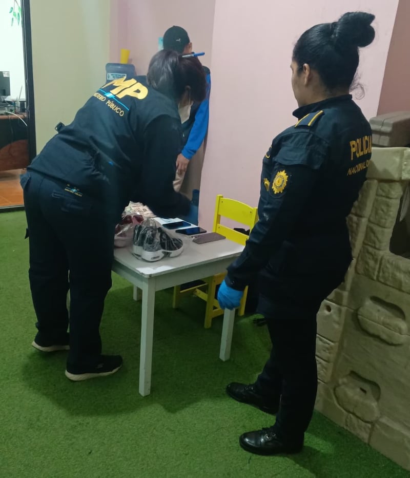 En el cuarto de la empleada fueron localizados teléfonos y zapatos nuevos. Foto: PNC