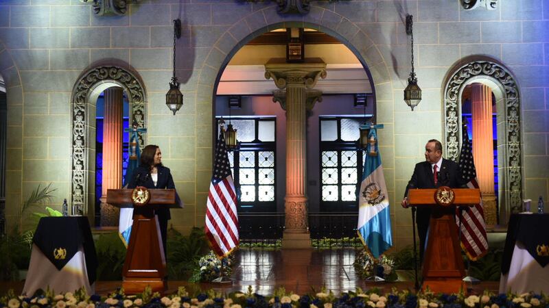 Kamala Harris habló por la vía telefónica con presidente Alejandro Giammattei