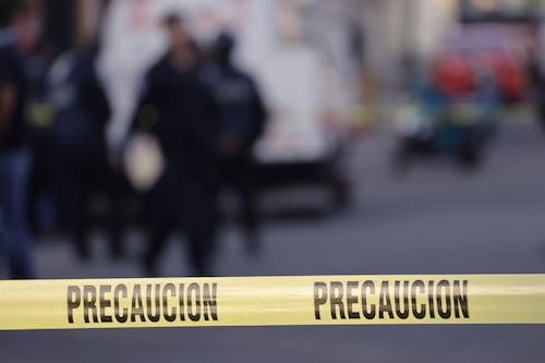 Adolescente asesina a dos profesoras con fusil de asalto en México