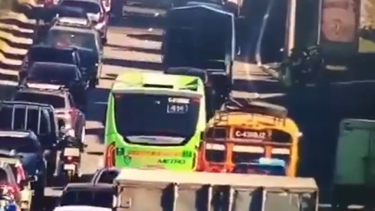 Una pipa cargada con combustible que volcó en el Anillo Periférico continúa generando complicaciones de tránsito este viernes. Foto: PMT