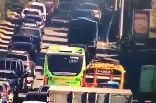 Video: Volcadura de camión con combustible complica el tránsito en el Periférico