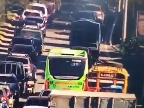 Video: Volcadura de camión con combustible complica el tránsito en el Periférico