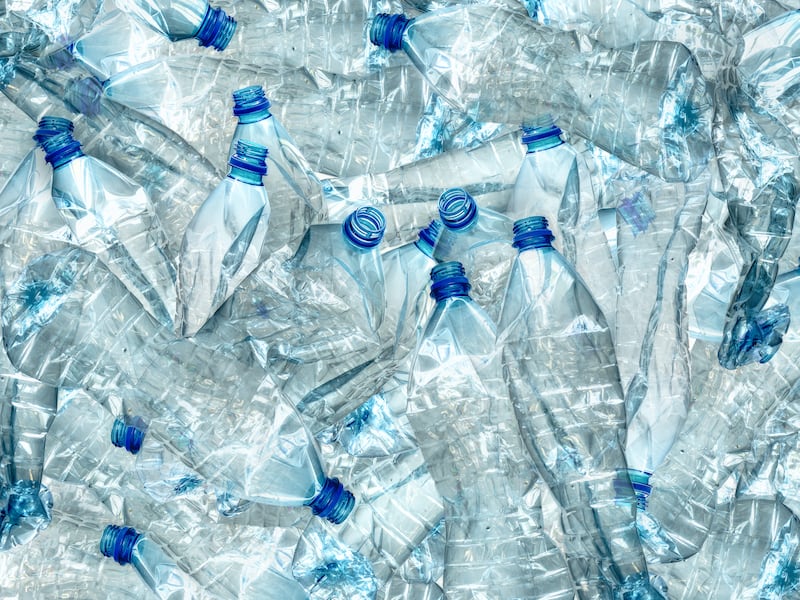 ¿Sabes cómo reciclar botellas PET? Así puedes hacerlo en 5 pasos muy simples