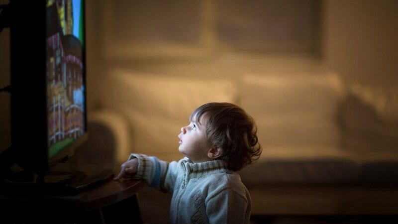 Tus hijos no necesitan más tiempo frente al celular. Necesitan correr, reír y desconectarse.
¡Baja el brillo y sube el movimiento!