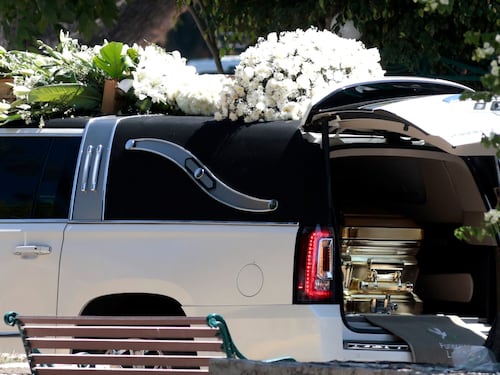 Sepultan en Zapopan a “El Mencho” con fuerte custodia y ostentoso cortejo fúnebre