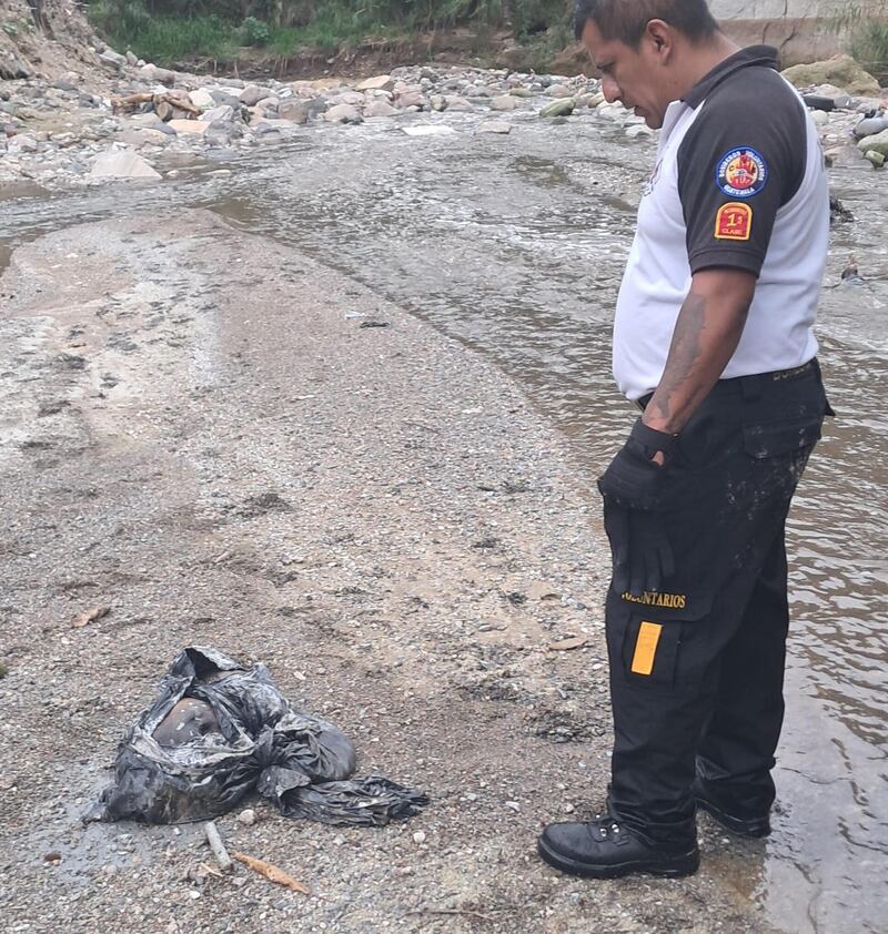 La cabeza de uno de los cuerpos fue localizado a la orilla. Foto: Cortesía de Bomberos Voluntarios a Publinews