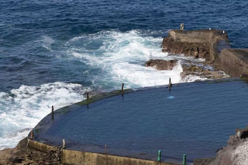 VIDEO. El impactante momento en que una gigantesca ola le arrebata la vida a varias personas en las Islas Canarias