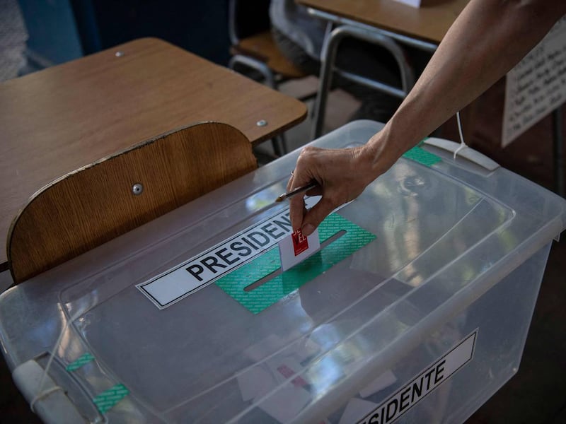 Chile inicia votación en una elección presidencial crucial para su futuro