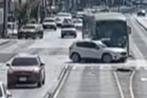 VIDEO. Carro hace un cruce indebido y provoca accidente con un Transmetro