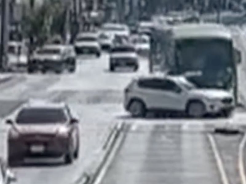 VIDEO. Carro hace un cruce indebido y provoca accidente con un Transmetro