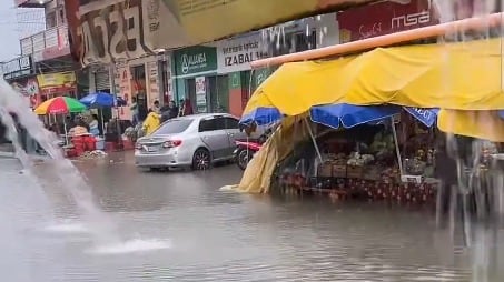 Las fuertes lluvias en Puerto Barrios, Izabal, esto ha ocasionado el colapso de los drenajes en el mercado La Revolución. Foto: DCA