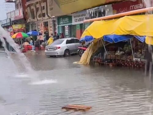 VIDEO. Lluvias colapsan drenajes e inundan el mercado municipal La Revolución en Puerto Barrios