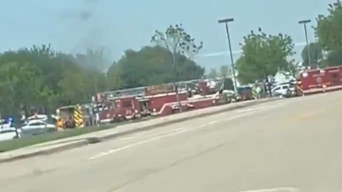 Videos muestran ambulancias en la escuela de Dallas.