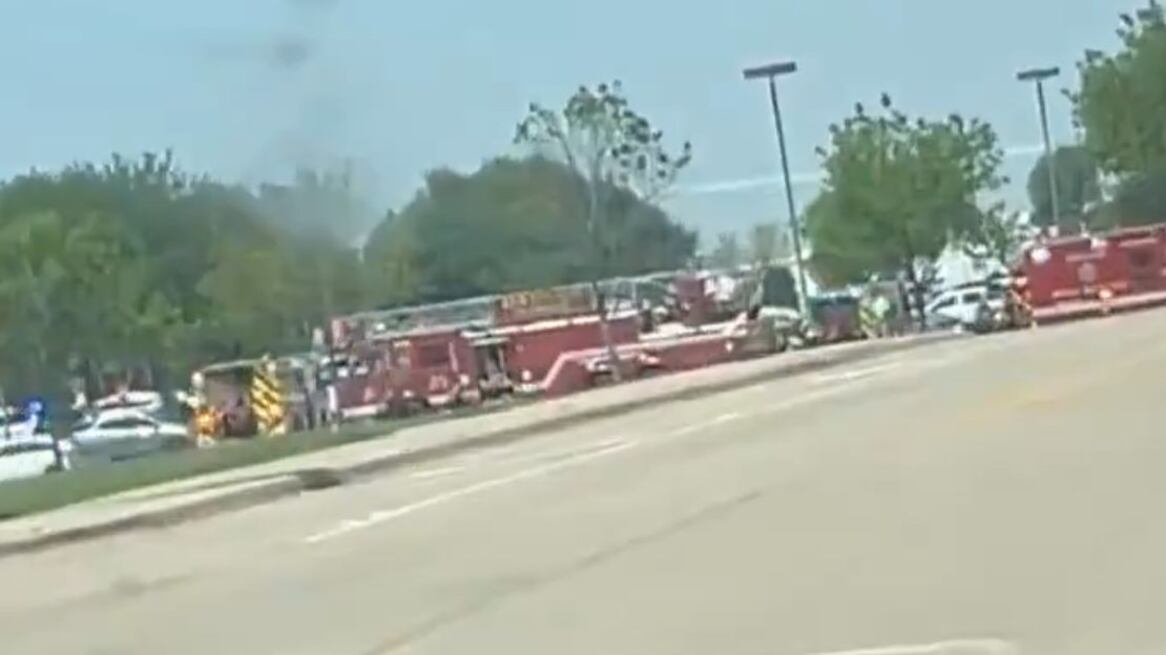 Videos muestran ambulancias en la escuela de Dallas.