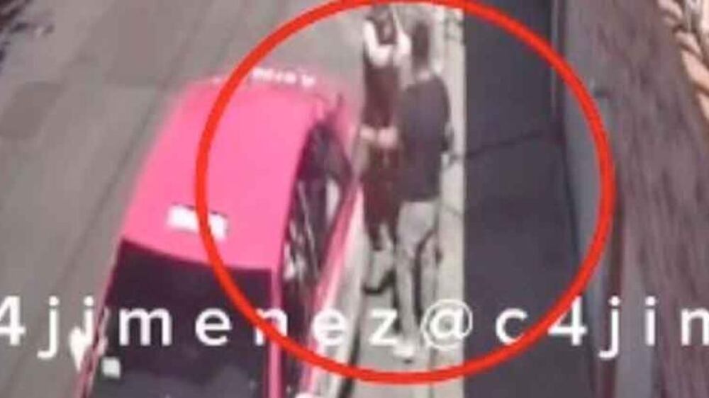 Taxista se aprovecha de una abuelita en México