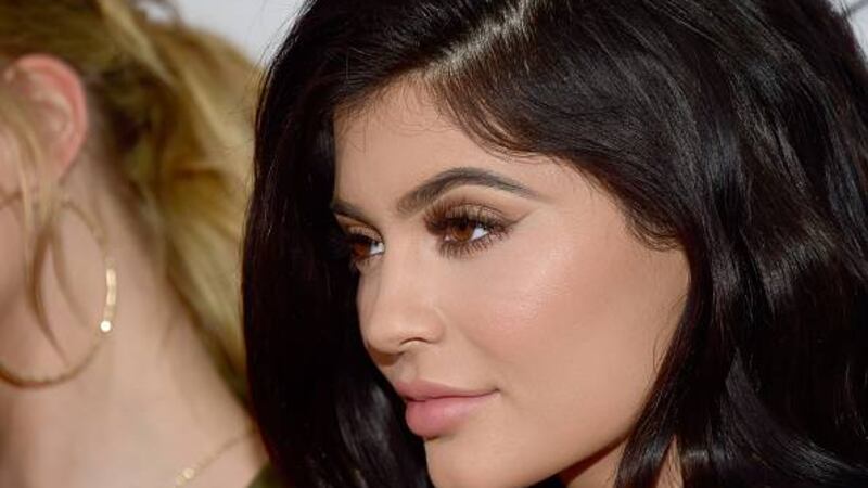 El viento traiciona a Kylie Jenner y expone su secreto para tener una figura curvilínea