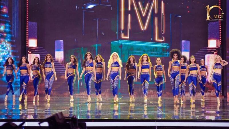 ¿Piso resbaladizo? Miss Grand México se resbala y cae en pleno escenario