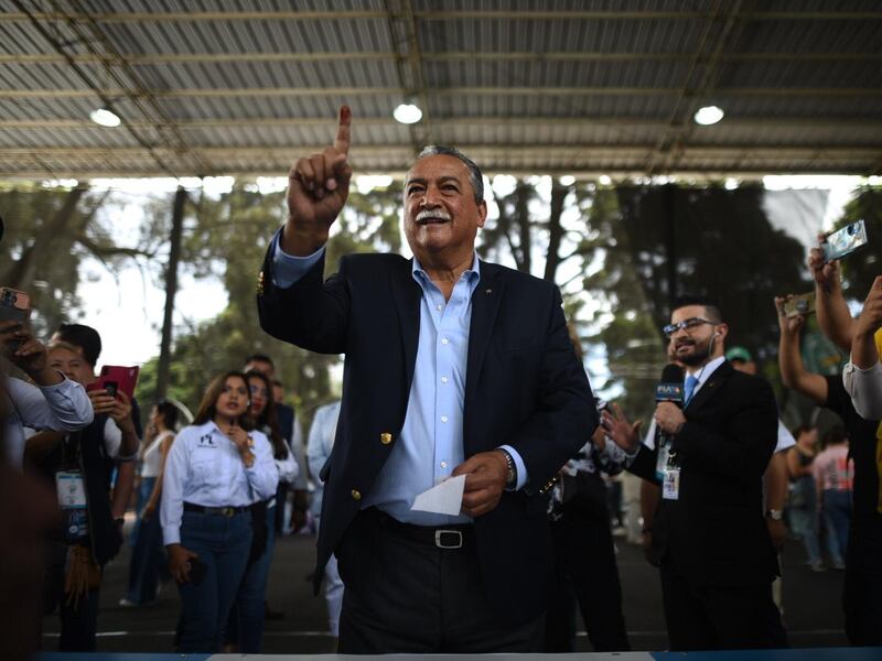 Manuel Conde, el candidato respaldado por el oficialismo, vota en zona 13