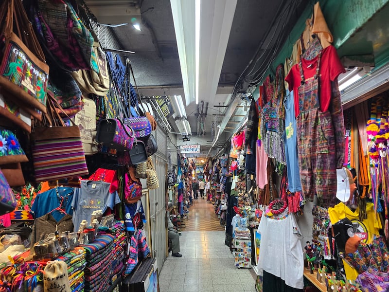 Diversos puestos con artesanías y trajes son visitados por compradores nacionales y turistas. Foto: Municipalidad de Guatemala.