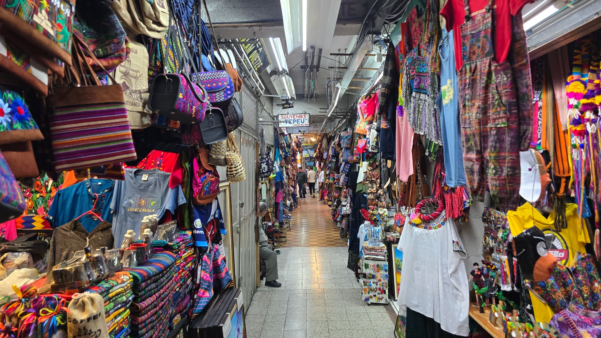 Diversos puestos con artesanías y trajes son visitados por compradores nacionales y turistas. Foto: Municipalidad de Guatemala.