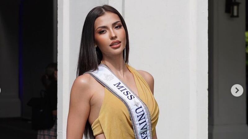 Miss Tailandia y su escandaloso vestido que apenas cubrió su intimidad en la final del Miss Universo