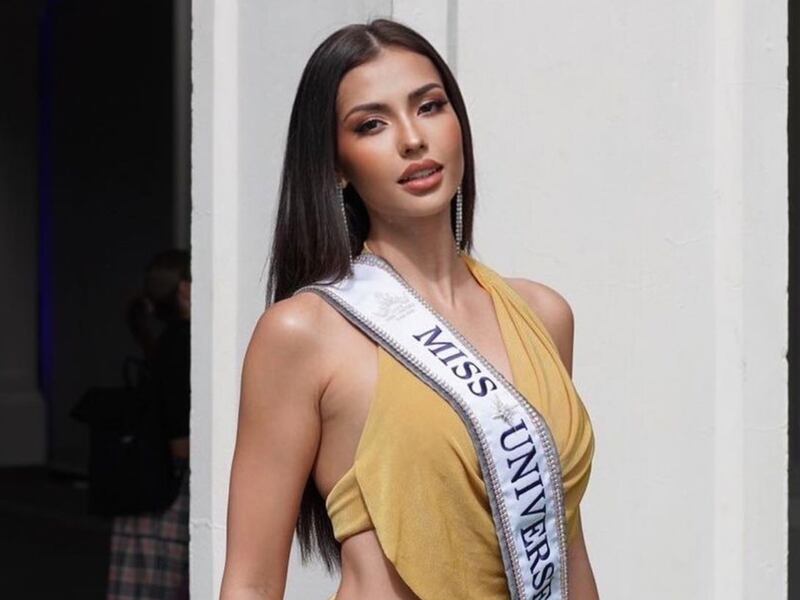 Miss Tailandia y su escandaloso vestido que apenas cubrió su intimidad en la final del Miss Universo