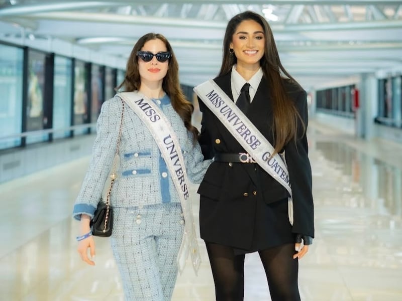 Miss Universo 2025 llega a Guatemala y no es recibida por público aglomerado, ¿debido al estado de sitio?