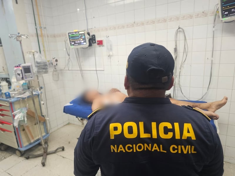 El herido es custodiado por un agente de la PNC. Foto: PNC