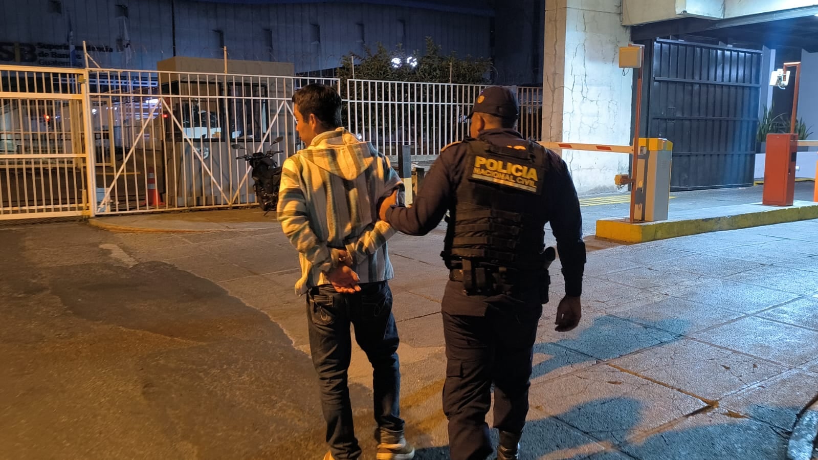 El hombre atacó a su progenitor para integrar la pandilla. Foto: PNC