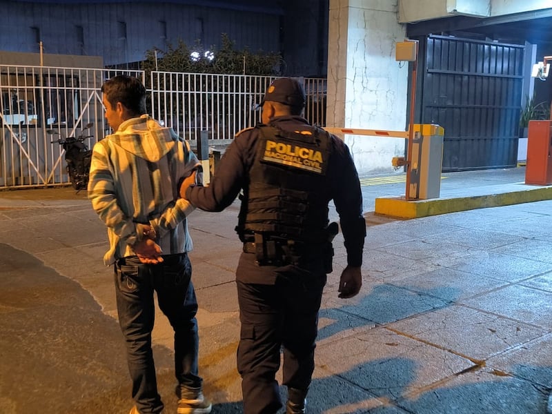 Hombre ataca a su padre con cuchillo para ingresar al Barrio 18