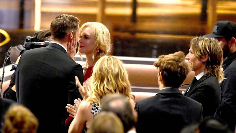 Nicole Kidman explica el polémico beso que le dio a otro hombre frente a su esposo